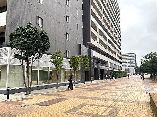 総戸数302戸　15階建て　タイル張りの建物外観