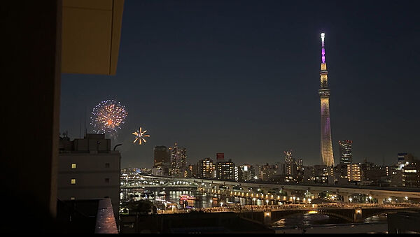 バルコニーから見える夜景（眺望および花火大会の開催に関しては、永続的に保証されるものではありません）