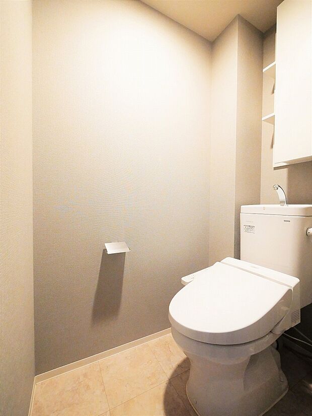 温水洗浄機能付き暖房便座、吊戸棚、節水型ロータンクのトイレ