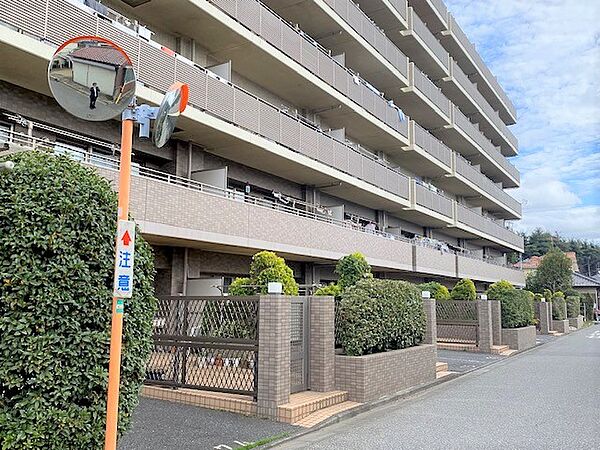タイル張りの建物外観（7階建　総戸数80戸）