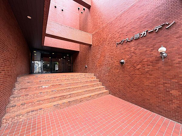 吹き抜け構造により明るく開放的な雰囲気を演出