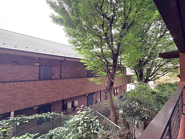 窓の外には落ち着いた住宅街と緑が広がっています。