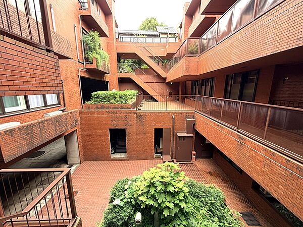 緑の植栽と自然の光に包まれた中庭です。