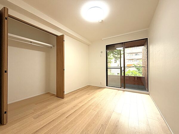 南側洋室はサブバルコニーもついており陽当りも良く明るいお部屋です。