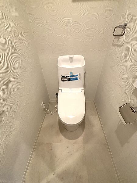 清潔感のあるタンク一体型トイレを採用