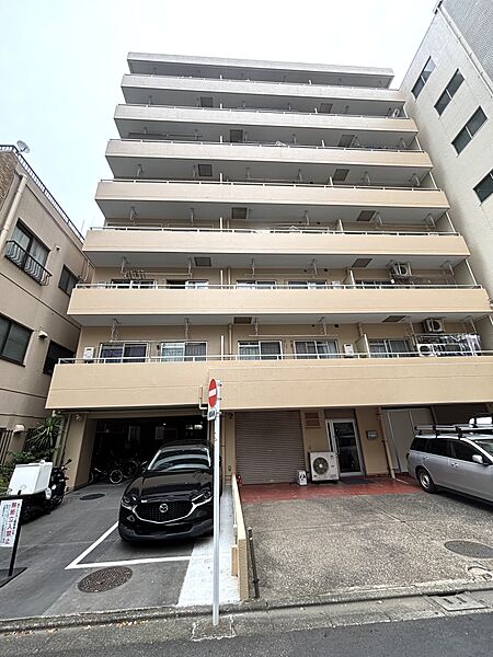 落ち着いた建物外観で、清潔感のあるマンション