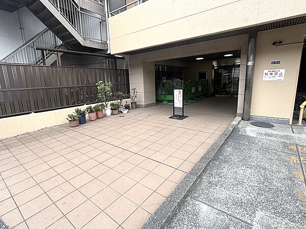 タイル貼りの広々としたアプローチ
