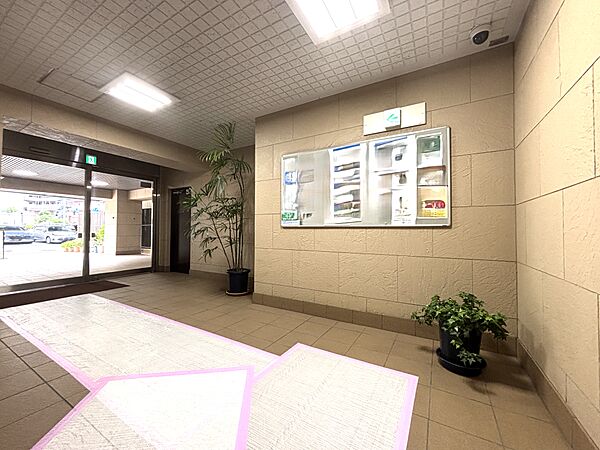 落ち着いた雰囲気のエントランスロビーが、居住者や来訪者を心地よく迎えます。