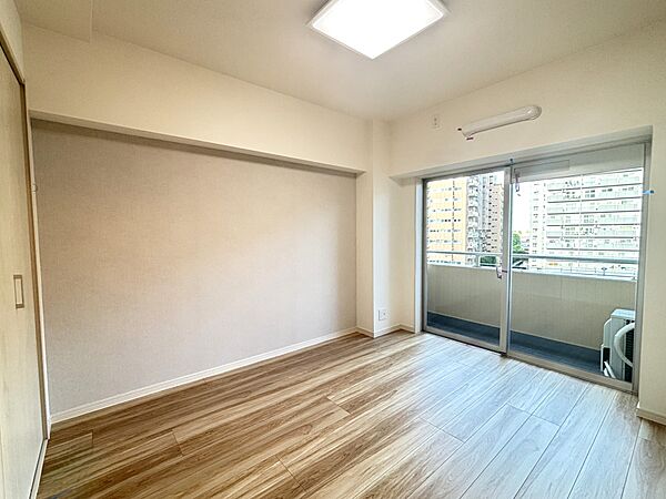 大きな掃き出し窓から明るい陽光が差し込む、開放感あふれる洋室2