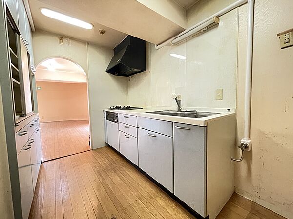 キッチンスペースにゆとりがあり、複数名での料理が可能なキッチン