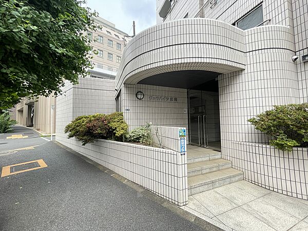 前面歩道も整備され通行にもゆとりがあります
