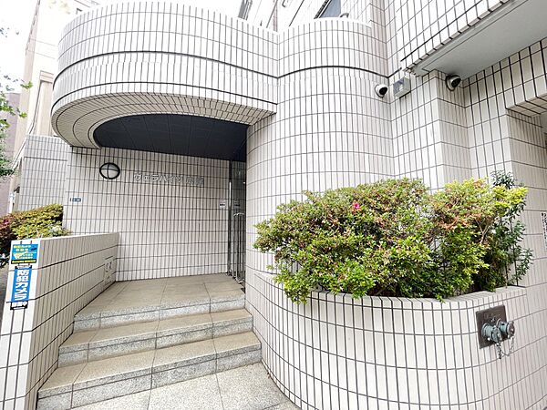 植栽も設置され、管理の行き届いたエントランス