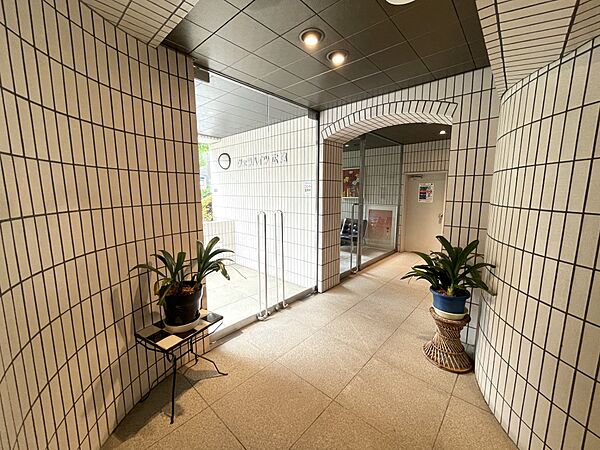 白と黒を基調とした風除室