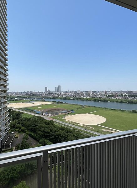 多摩川の緑地が広がり開放感に溢れた眺望