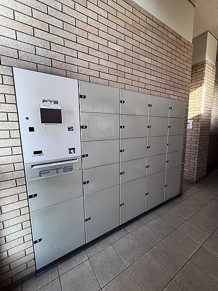 不在時でも荷物の受け取りが可能な宅配ボックスを完備。忙しいご家庭にも嬉しい設備です