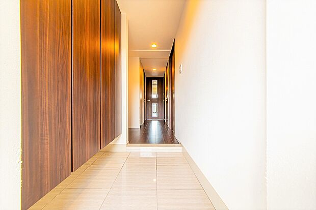 安全性、保温性、メンテナンス性に配慮した「二重床、二重天井」の廊下