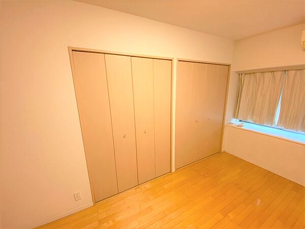 洋室（約8．2帖）各種収納