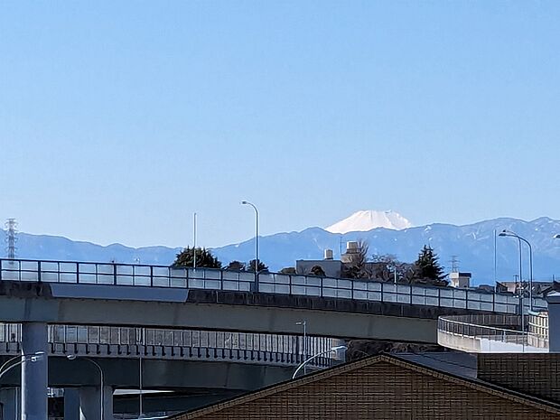 南西向きのバルコニーから富士山が眺めます（天候による、眺望は永続的に保障されるものではございません）