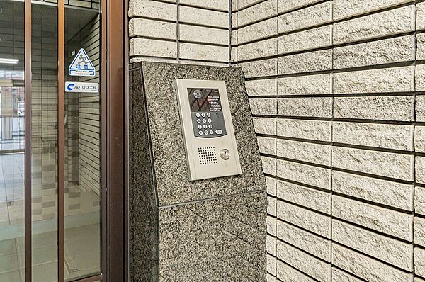 オートロック付きでセキュリティ面も安心なエントランス