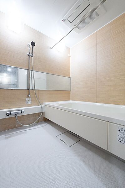 浴室乾燥機が設置されています。季節や天候を問わず、いつでも快適に利用可能です。