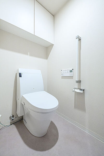 吊り戸棚を設けたトイレです。温水洗浄便座付きなので、快適にご使用いただけます。