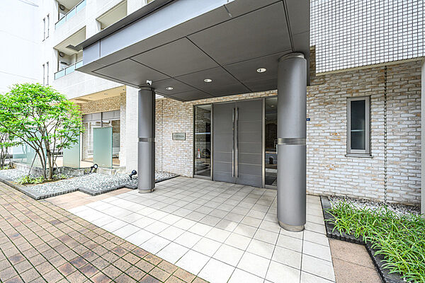 綱島駅北口改札を抜けるとすぐ目の前に位置するエントランス