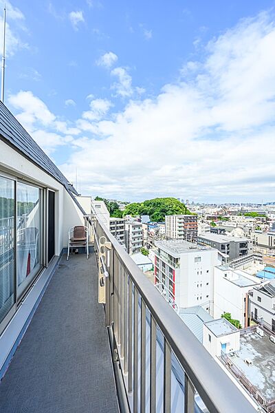 明るく開放的で日照良好なルーフバルコニー