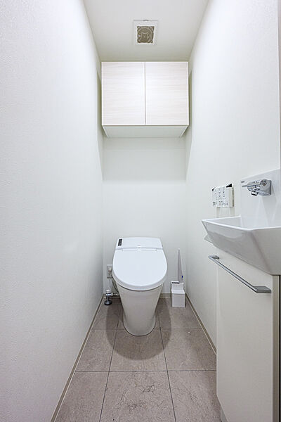 温水洗浄便座付タンクレストイレ　手洗器・吊戸棚付