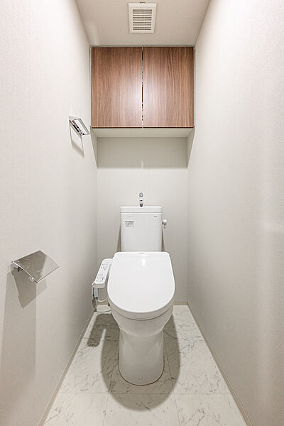 吊り戸棚を設けたトイレです。温水洗浄便座付きなので、快適にご使用いただけます。