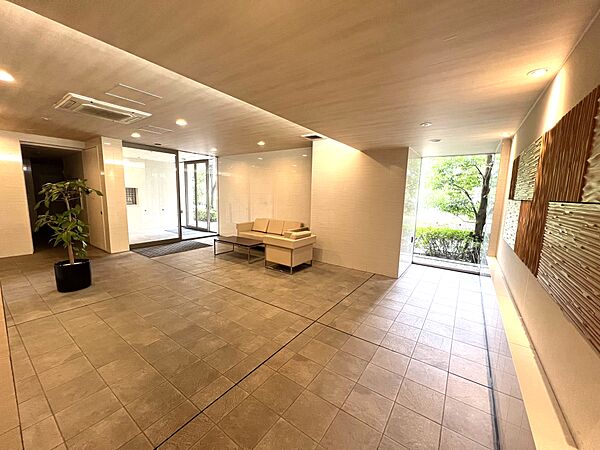 上質な設えに落ち着いた照明のエントランスホール