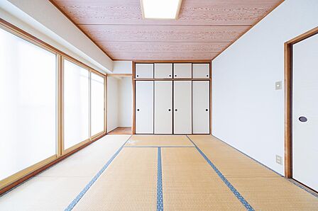 南西側和室　収納量の多い押入れあり