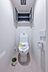 トイレ：吊戸棚有。トイレットペーパーや洗剤等の収納に便利です。