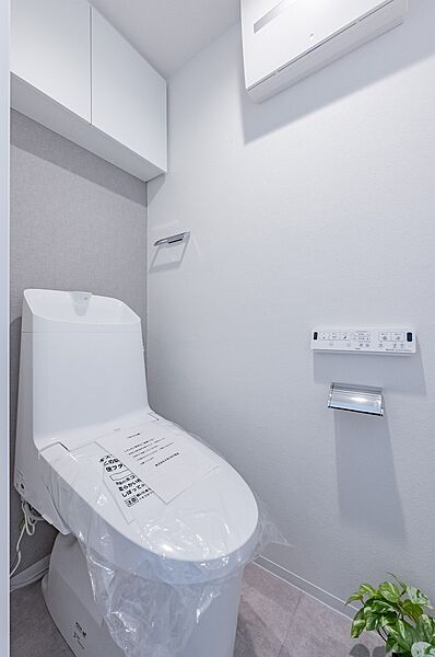 トイレットペーパーの予備や洗剤を収納するのに便利な吊戸棚付き