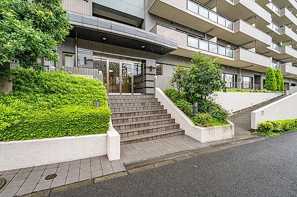マンションの入り口。スロープ付き