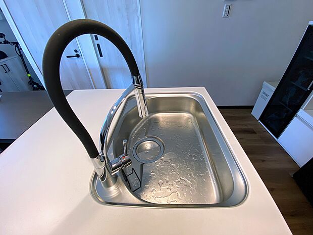 キッチンの流し台はグースネック型の水栓が取り付けられており、スタイリッシュな見た目です。