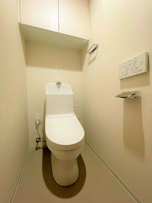 温水洗浄便座付きトイレです。吊戸棚付き。