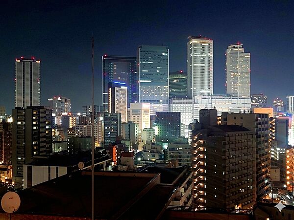 バルコニーからの眺望（夜：眺望は永続的に保証されるものではありません）