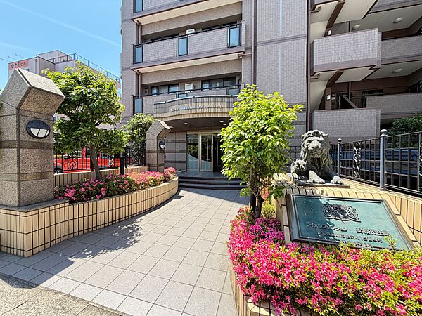 ライオン像が目印のマンションです。