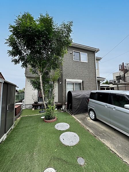 南側に接道した明るい敷地。お庭には庭木があり、外部からの視線を遮る役目を果たしてくれています