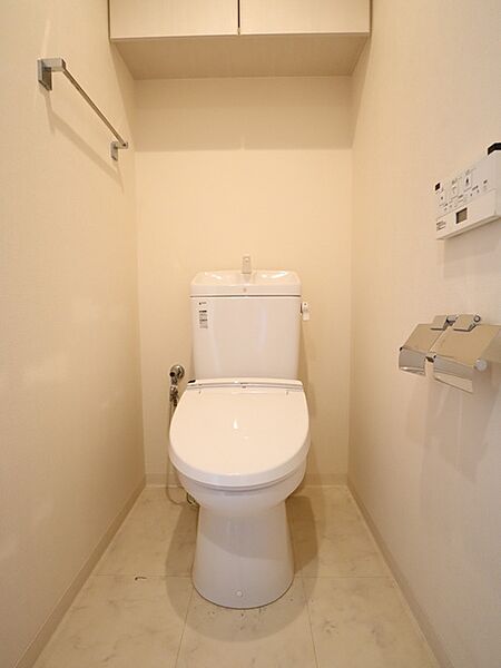 上部に吊り戸棚があるので、トイレットペーパーのストックや掃除用品を収納できます。
