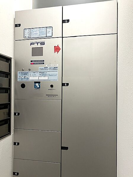 不在時にも便利な宅配ボックスがございます。