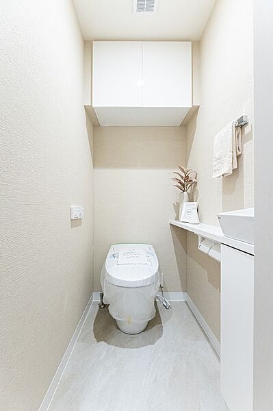 吊り戸棚を設けたトイレです。温水洗浄便座付きなので、快適にご使用いただけます。