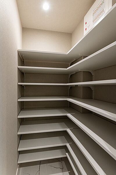 玄関にはシューズインクロークを設け、靴はもちろんベビーカーやゴルフバッグなどもすっきり収納できます。