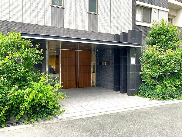 緑の植栽がきれいなエントランスです。