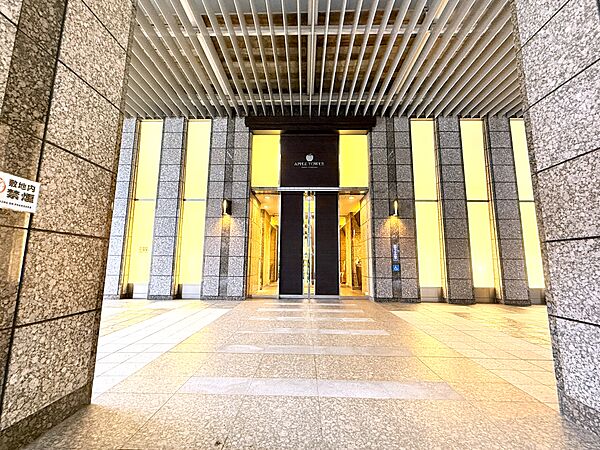 重厚感のあるホテルライクなエントランス