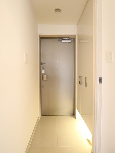 収納力あるシューズボックスにご家族分の靴や傘などを収め、玄関まわりを綺麗に保てます。