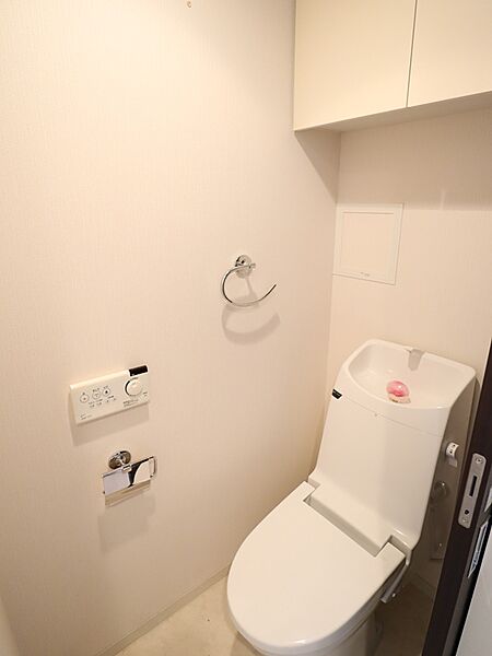 吊り戸棚を設けたトイレです。温水洗浄便座付きなので、快適にご使用いただけます。