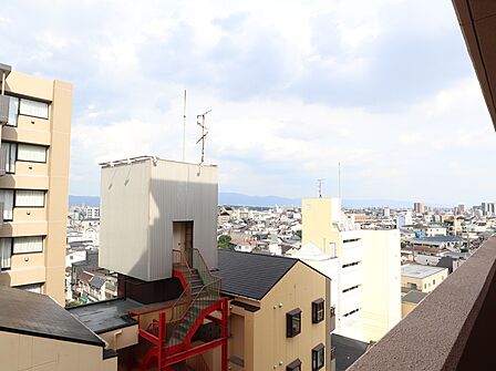 東側バルコニーからの眺望です。（この眺望は永続的に保証されているものではございません。）