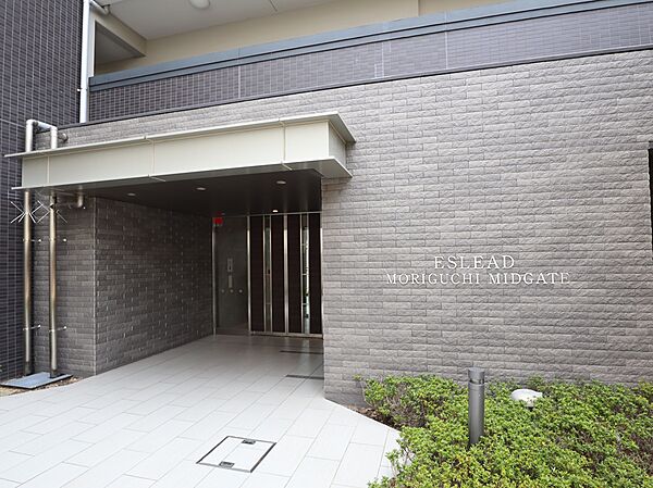 エントランスは植栽による緑の演出がございます