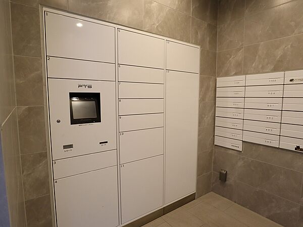 不在時でも荷物の受け取りが可能な宅配ボックスがございます